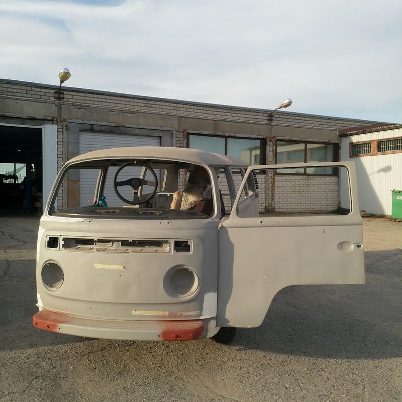 VW T2B eestvaade õues, juhiuks avatud